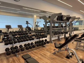 Depto amueblado 92m² 2 rec | Biosfera Towers Juriquilla | $20,000