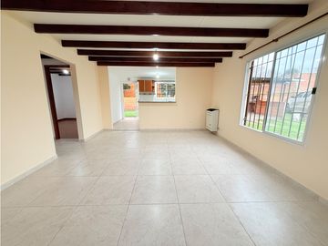 LATORRE PROP. ALQUILA 24 MESES CASA CON PARQUE