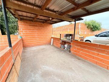 LATORRE PROP. ALQUILA 24 MESES CASA CON PARQUE