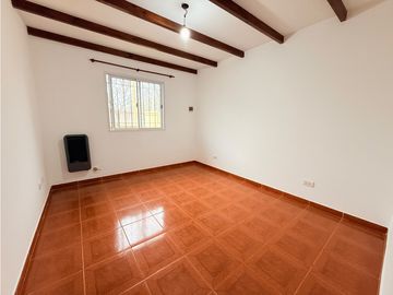 LATORRE PROP. ALQUILA 24 MESES CASA CON PARQUE