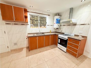 LATORRE PROP. ALQUILA 24 MESES CASA CON PARQUE