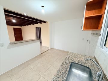 LATORRE PROP. ALQUILA 24 MESES CASA CON PARQUE