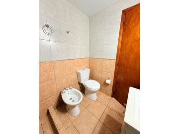 LATORRE PROP. ALQUILA 24 MESES CASA CON PARQUE
