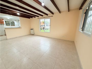 LATORRE PROP. ALQUILA 24 MESES CASA CON PARQUE