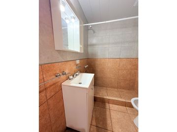 LATORRE PROP. ALQUILA 24 MESES CASA CON PARQUE