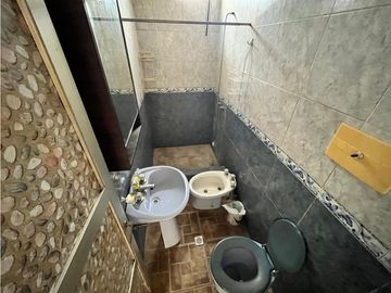 LATORRE PROP. VENDE CASA CON AMPLIO PARQUE - APTO CREDITO