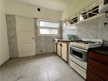 LATORRE PROP. VENDE CASA CON AMPLIO PARQUE - APTO CREDITO