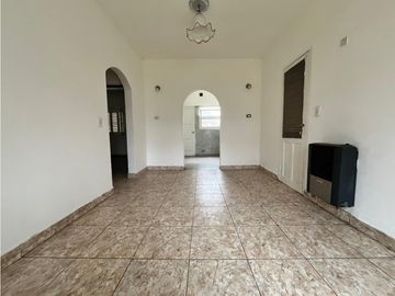 LATORRE PROP. VENDE CASA CON AMPLIO PARQUE - APTO CREDITO