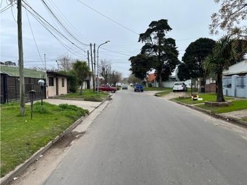 LATORRE PROP. VENDE CASA CON AMPLIO PARQUE - APTO CREDITO