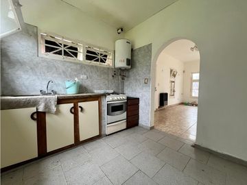 LATORRE PROP. VENDE CASA CON AMPLIO PARQUE - APTO CREDITO