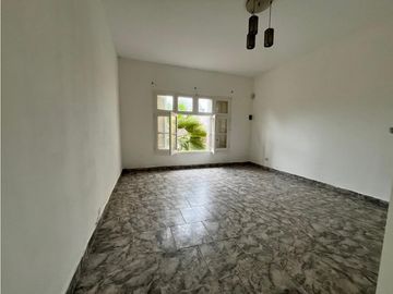 LATORRE PROP. VENDE CASA CON AMPLIO PARQUE - APTO CREDITO