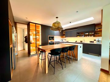 SE VENDE ESPECTACULAR CASA DE LUJO, EN CONDOMINIO, LA DEHESA