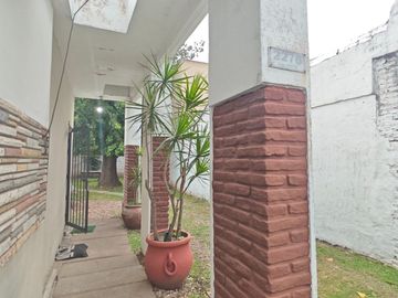 VENTA Casa 3 ambientes en Ituzaingó. Amplio lote.