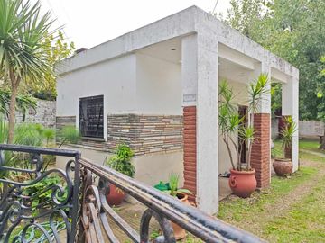VENTA Casa 3 ambientes en Ituzaingó. Amplio lote.
