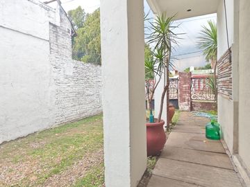 VENTA Casa 3 ambientes en Ituzaingó. Amplio lote.