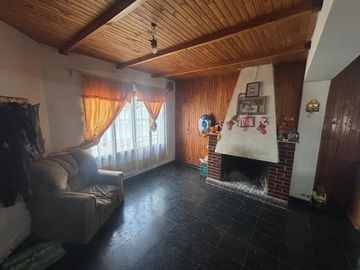 Venta casa esquina 2 plantas a reciclar Las Heras.