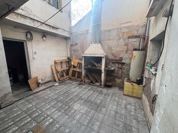Venta casa esquina 2 plantas a reciclar Las Heras.