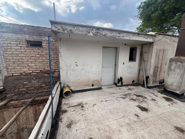 Venta casa esquina 2 plantas a reciclar Las Heras.