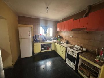 Venta casa esquina 2 plantas a reciclar Las Heras.