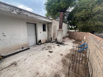 Venta casa esquina 2 plantas a reciclar Las Heras.
