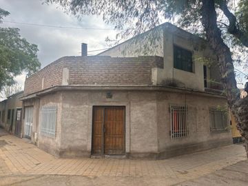 Venta casa esquina 2 plantas a reciclar Las Heras.