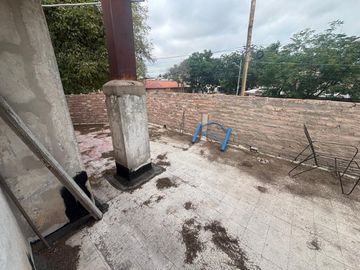 Venta casa esquina 2 plantas a reciclar Las Heras.