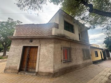 Venta casa esquina 2 plantas a reciclar Las Heras.