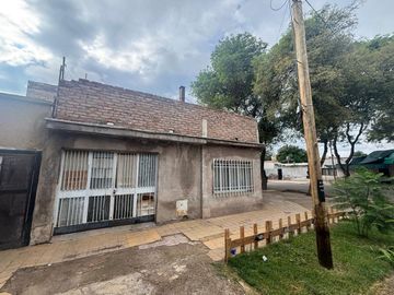 Venta casa esquina 2 plantas a reciclar Las Heras.