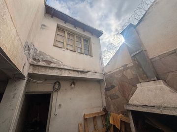 Venta casa esquina 2 plantas a reciclar Las Heras.