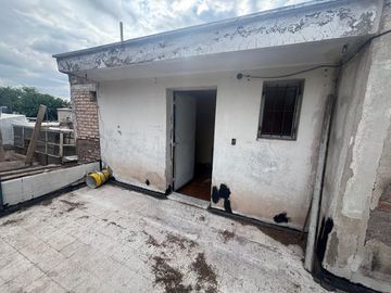 Venta casa esquina 2 plantas a reciclar Las Heras.