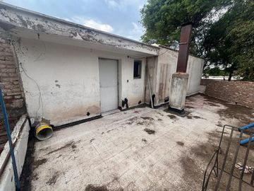 Venta casa esquina 2 plantas a reciclar Las Heras.