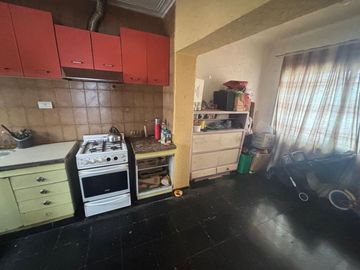 Venta casa esquina 2 plantas a reciclar Las Heras.