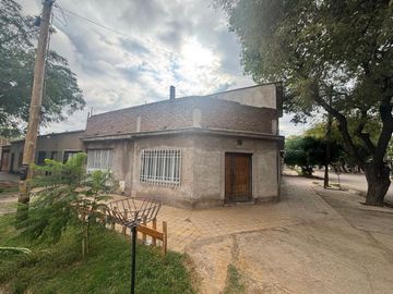 Venta casa esquina 2 plantas a reciclar Las Heras.
