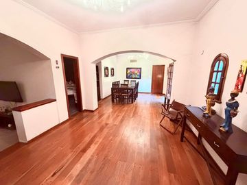Casa de 6 Amb en Venta Lomas de Zamora con pileta