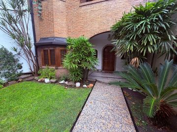 Casa de 6 Amb en Venta Lomas de Zamora con pileta