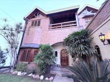 Casa de 6 Amb en Venta Lomas de Zamora con pileta