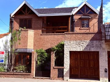 Casa de 6 Amb en Venta Lomas de Zamora con pileta