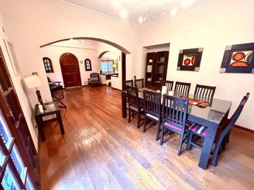Casa de 6 Amb en Venta Lomas de Zamora con pileta