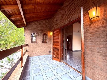Casa de 6 Amb en Venta Lomas de Zamora con pileta