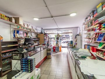 VENTA CASA + 2 LOCALES A PASOS DE AV CABILDO