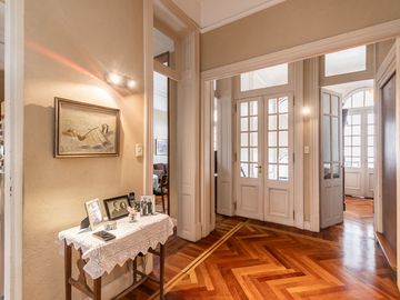 VENTA CASA + 2 LOCALES A PASOS DE AV CABILDO