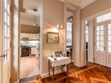 VENTA CASA + 2 LOCALES A PASOS DE AV CABILDO