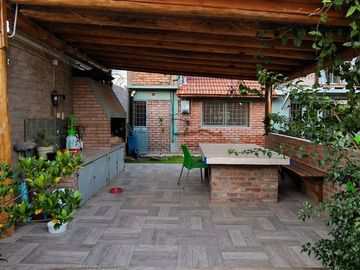 VENTA CASA 5 DORMITORIOS C/DPTO -PILETA Guaymallén