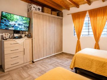 VENTA CASA 5 DORMITORIOS C/DPTO -PILETA Guaymallén