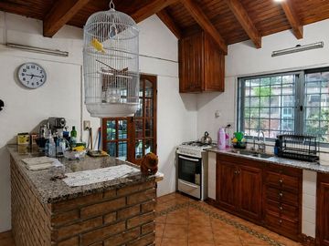 VENTA CASA 5 DORMITORIOS C/DPTO -PILETA Guaymallén
