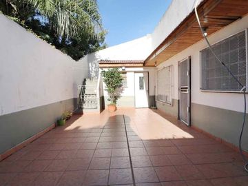 Casa 3amb con cochera y jardín en Villa Bosch