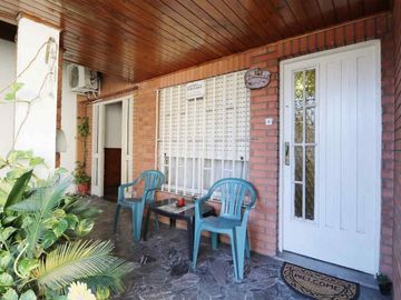 Casa 3amb con cochera y jardín en Villa Bosch