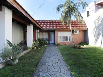 Casa 3amb con cochera y jardín en Villa Bosch