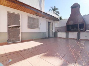 Casa 3amb con cochera y jardín en Villa Bosch