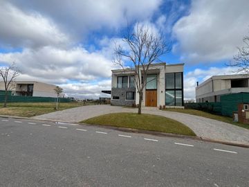 Excelente Casa en Barrio Marinas Puertos Escobar